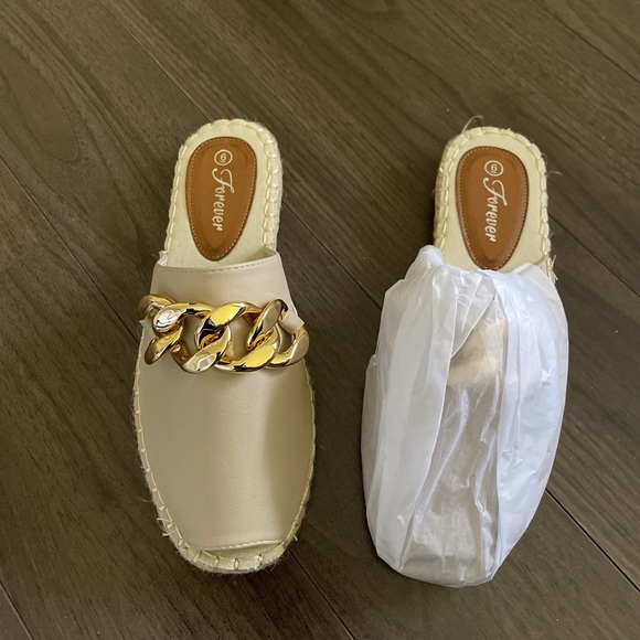 NIB ** Slipper shoes with gold chain accessories - Picture 4 of 5